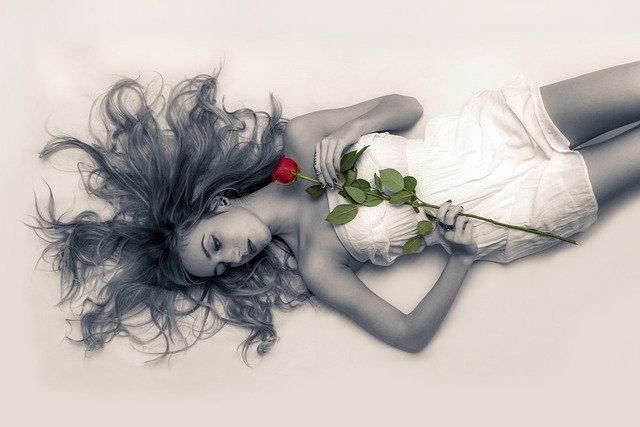 dívka s růží